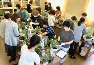 仮植えをしている生徒たちの写真