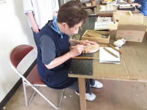 会員の方に教えてもらいながら作業する新人の方の写真