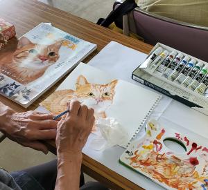 猫の絵に色を重ねていく生徒の様子