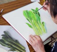 ほうれん草の絵に色を重ねていく生徒の様子