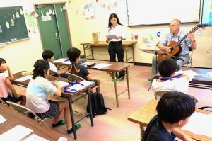 ギターの演奏に合わせて歌うこどもたちの様子