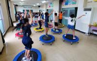 ミニトランポリンの上でジャンプをしながらポーズをきめている子供たちの様子