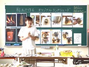 作り方の説明をする講師の写真