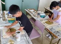 粘土を伸ばしている子どもたちの写真