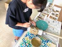 釉薬で色付けしている写真
