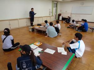 大学生、高校生スタッフとの打ち合わせの様子