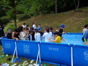 ご褒美タイムで水遊びを楽しむ児童たち