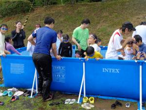 水浸しの大学生スタッフと子供たち