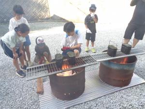 煙の中での飯盒と悪戦苦闘の飯盒班