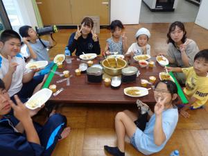 緑色班の「いただきます」の様子