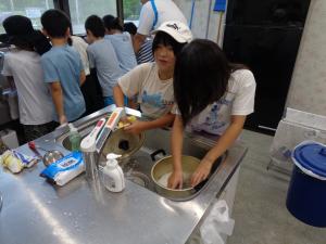 鍋を洗う女の子２人