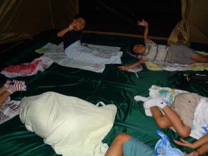 就寝時間直後の様子　まだまだ眠れない子供たち