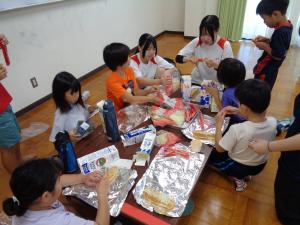 パンに具材を詰める赤色班の様子
