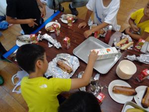 カートンドッグとゼリーで朝食準備をする青色班