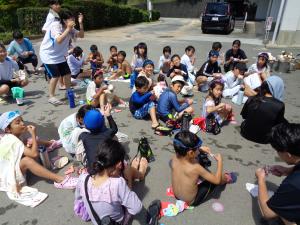 水遊び後にアイスクリームをほおばる子供たち