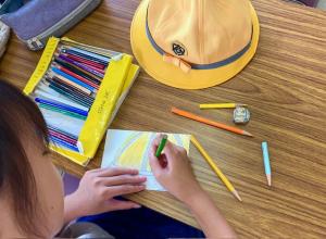 小学校の通学の帽子を描く子供の様子