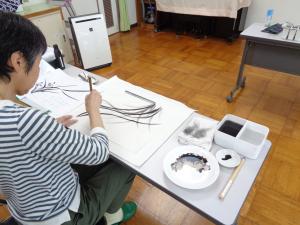 のびのびとした葉っぱにチャレンジする受講生