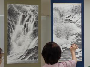 雪景色の一軒家の絵を説明をされる講師