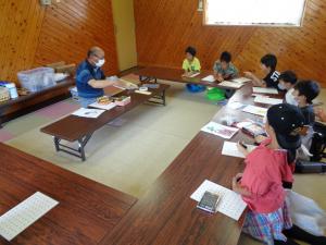 先生から説明を受ける子供たち