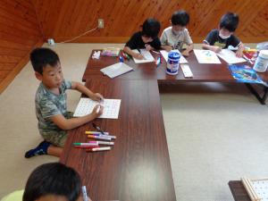図柄を考える男の子
