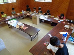 枠の貼り付けに挑戦する子供たち
