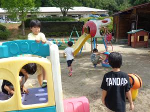 砂場や遊具で遊ぶ子供たち