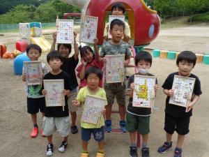 完成作品を手にもってみんなで記念撮影