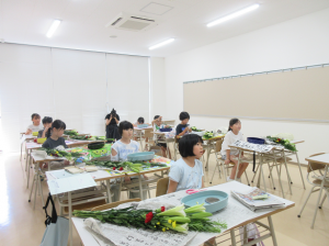 講師の説明を真剣に聞き入る子ども達