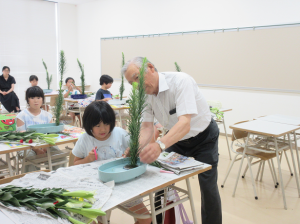 剣山にまきを行ける方法を受講生に指導する講師