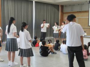 自分な好きなものを英語でどう伝えるかを教わる受講生の様子