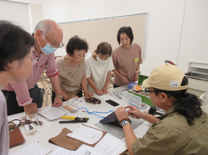 講師の説明を聞く受講生の皆さん