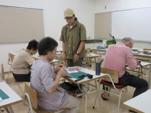 各自黙々と作品作りに挑む受講生の皆さん