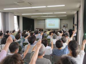 「出発進行！」と言って右手を上げる受講生たち