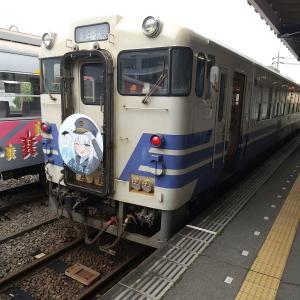 駅に停車しているキハ40形気動車の写真