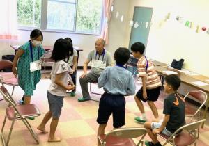 ゲームで全員で椅子を移動している写真