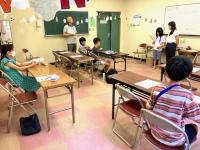 みんなの前で発表する生徒の写真