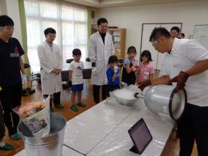 液体窒素を注ぐ様子を興味津々の表情で見る子供たち