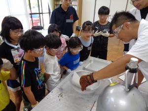 コピー用紙を液体窒素に浸す実験を注視するこどもたち