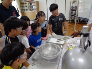 コピー用紙を水で濡らす準備の様子
