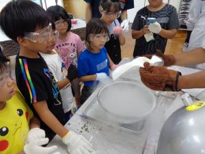 水に濡らしてから液体地磯につけ、凍ったコピー用紙