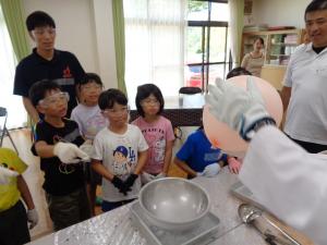 膨らんだ風船の説明を聞く子供たち