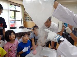 底にたまった液体を確認する子供たち