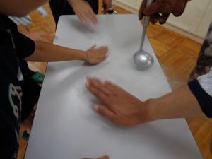 液体窒素に瞬間的に触れる実験の様子