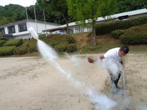 勢いよく飛び出す液体窒素ロケットの様子