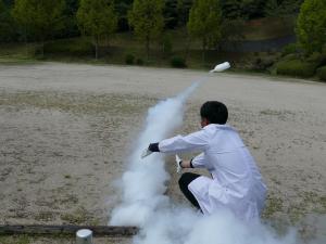 低空で飛ぶ液体窒素ロケットの様子