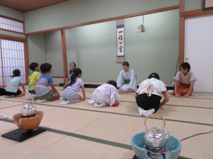 講師の方々と最初の挨拶する子ども達