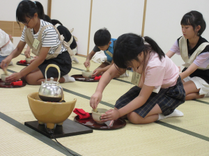 茶せんで抹茶とたてる子ども達の様子