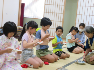 今日のお菓子を黒文字を使っていただく子ども達