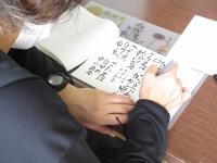 様々な太さの文字を書く受講生の様子