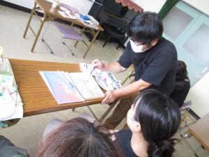 色の手直しをする講師の写真